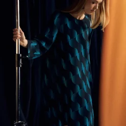 Aarikka naisten mekko Fresia, musta kuosi