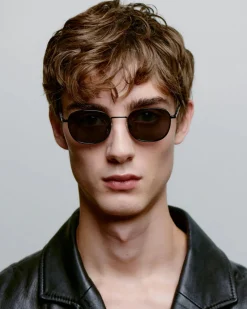 A.Kjaerbede aurinkolasit, HELLO Musta