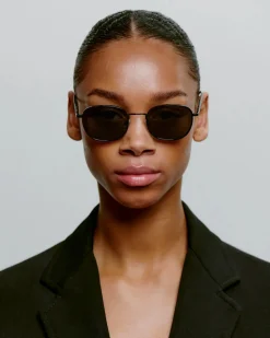 A.Kjaerbede aurinkolasit, HELLO Musta