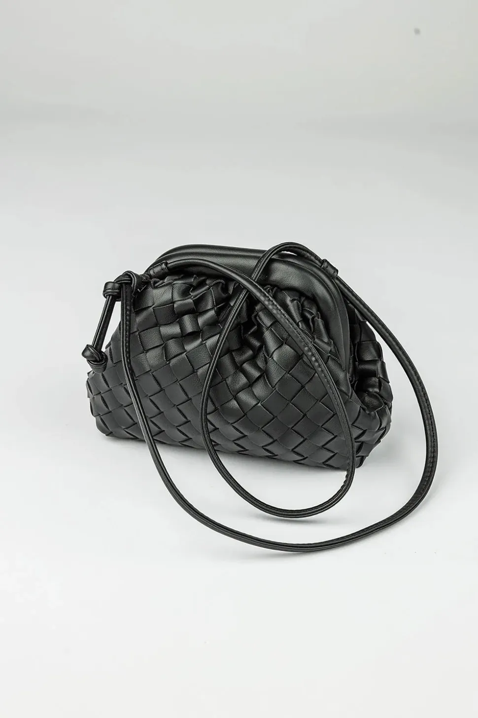 Bow 19 naisten laukku, DUMPLING BAG BRAIDED Musta