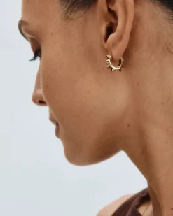 Edblad korvakorut Peak Hoops Icon M Gold, Gold pleated