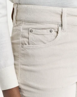 Gant naisten vakosamettihousut, SLIM FLARE STRETCH CORDUROY JEANS Luonnonvalkoinen