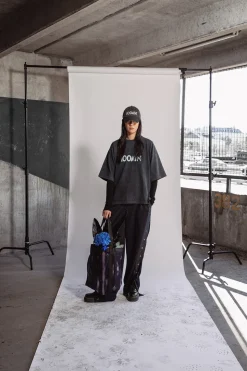 Moomin Martinex x Mert Otsamo T-Paita, Moomin x Mert Otsamo T-Paita Logo Unisex Tummanharmaa