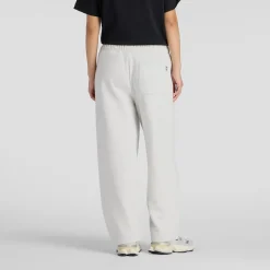 New Balance naisten collegehousut Linear Heritage Fleece Barrel Pant, vaaleanharmaa
